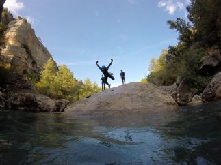 Saltos acrobaticos al río Jucar.