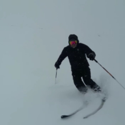El monitor de esqui, disfrutando de una bajada solito