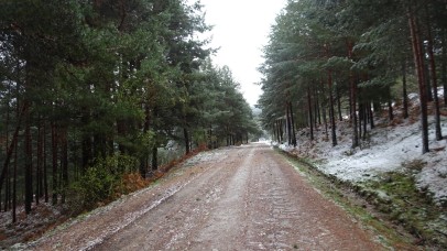 Subiendo por caminos nevados en la Sierra de Guadarrama